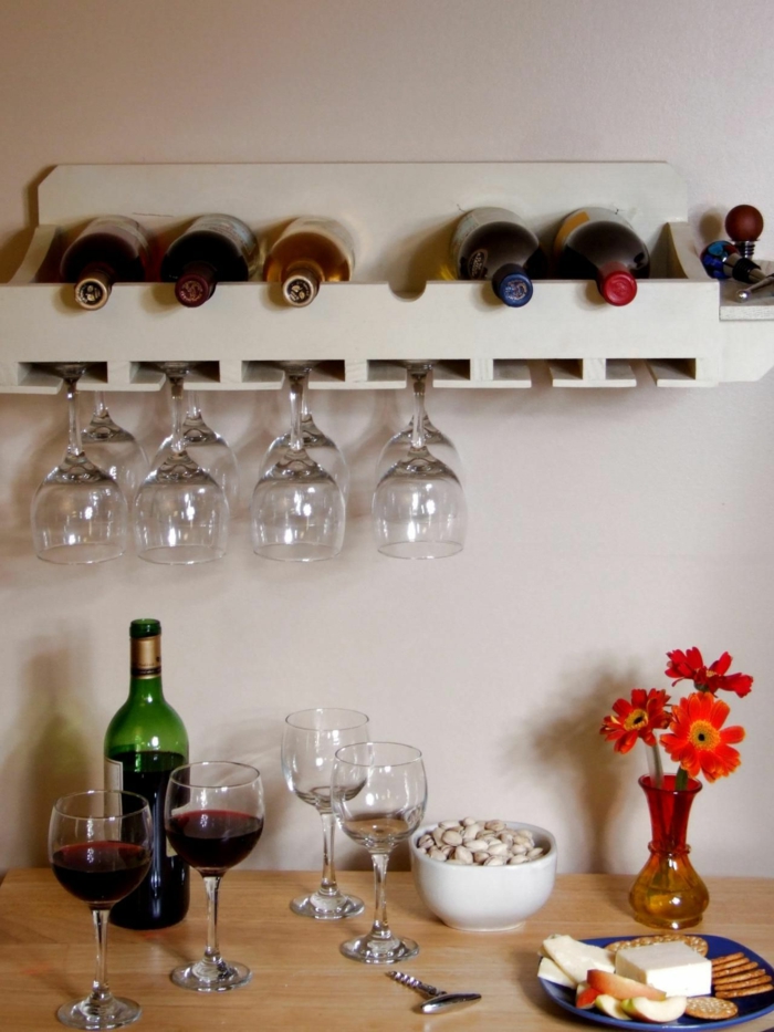 wine rack wall ιδέες γυαλιά βάζο λουλούδια μπουκάλι λευκό κρασί κόκκινο Βιέννη κρασί γυαλί ιδέα κουζίνα διακριτική