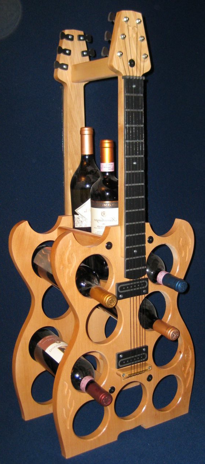מתלה יין לקיר או לחדר כקישוט כדי לבנות מחדש את הגיטרות הישנות ולהפוך את הקבינט מתוך זה
