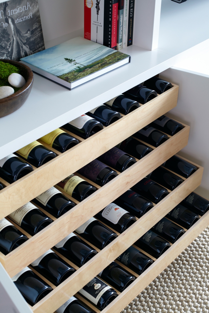 Τα συρτάρια στο ντουλάπι χρησιμεύουν για την αποθήκευση πλήρων μπουκαλιών κρασιού με ντουλάπες για ντουλάπες ιδεών για κόκκινο κρασί