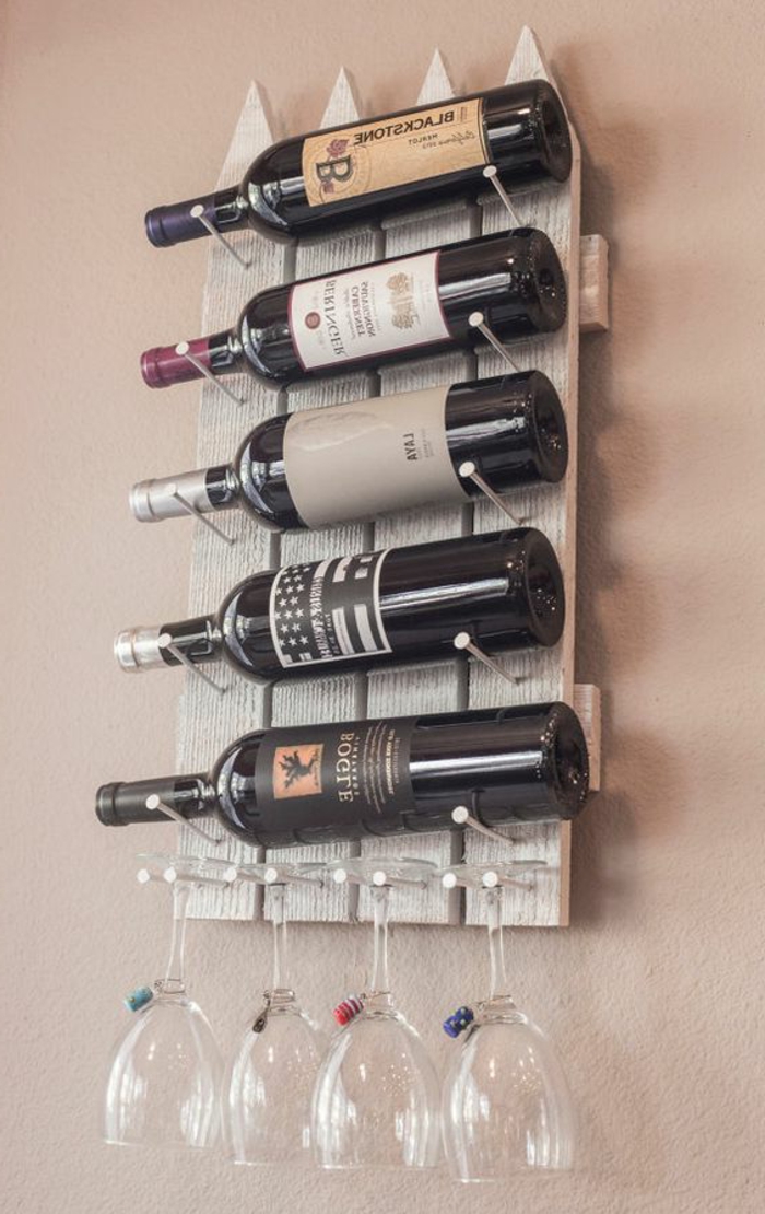 ράφι κρασί μικρό εύκολο οικοδόμηση πέντε μπουκάλια και τέσσερα ποτήρια κρασιού κόκκινες ιδέες κρασιού στον τοίχο βάλτε κρασί
