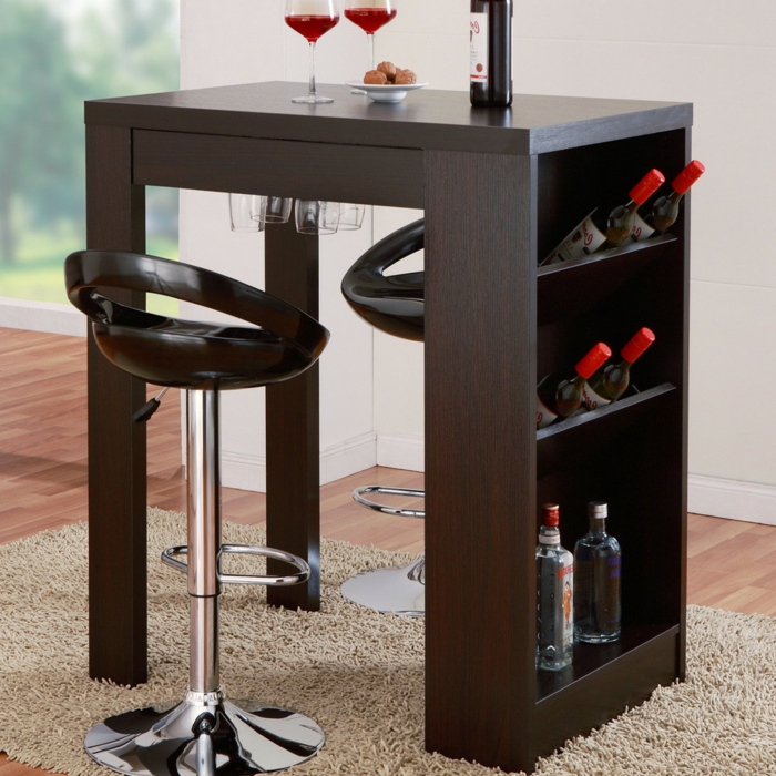 Ένα μικρό τραπέζι σχεδιασμένο ειδικά για γευσιγνωσία γευσιγνωσίας κρασιού για δύο μπουκάλια κρασιού