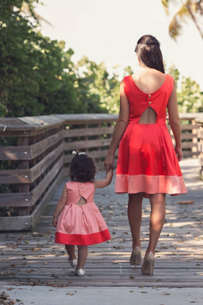 ami-cipő-to-vörös estélyi ruha-anya-lánya-stop-making-haende Egyenlő öltözött Walk