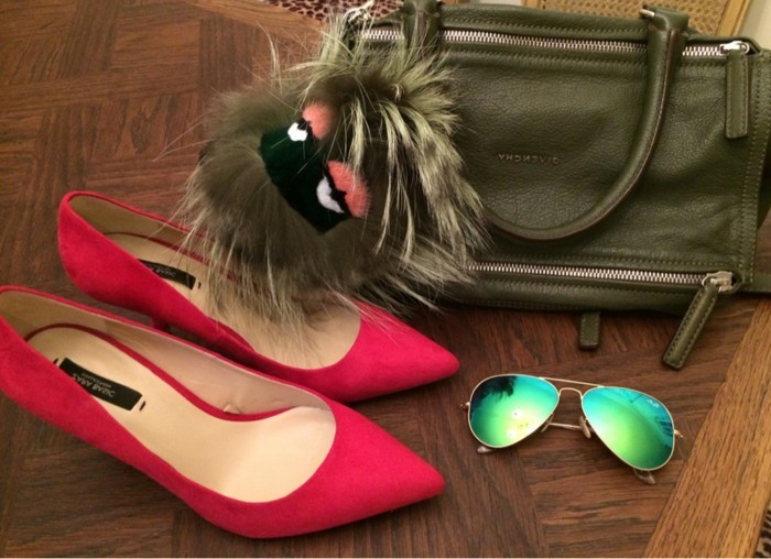 ami-cipő-to-vörös estélyi ruha-ük-kiegészítők-cipő-szemüveg-bag-with-schluesselanhaenger-Anhaenger-puha-Fendi modell