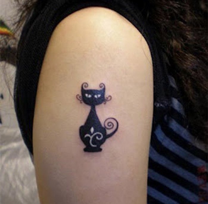थोड़ा काली बिल्ली टैटू के लिए एक और विचार - यहाँ एक टैटू के साथ एक हाथ है