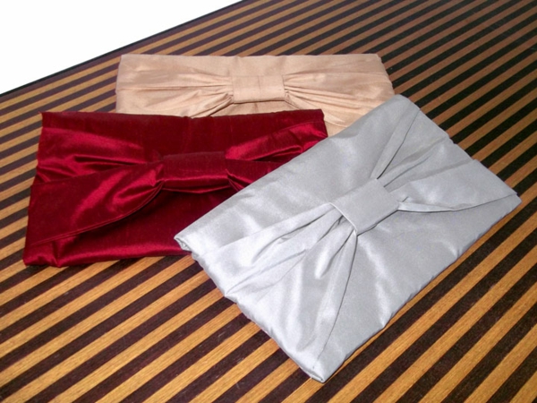Tres modelos de bolsos hechos en casa en diferentes colores: rojo, gris y beige