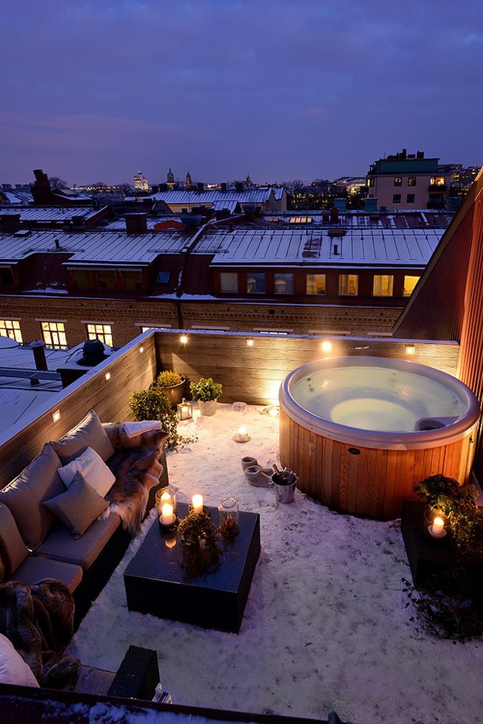 冬季蜡烛的热水浴缸屋顶露台