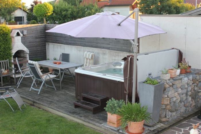 热水浴缸屋顶露台和花园