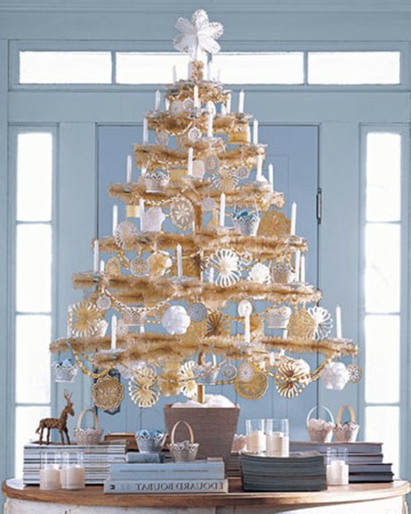 सफेद और सोने के क्रिसमस का पेड़-आकार बदल गया