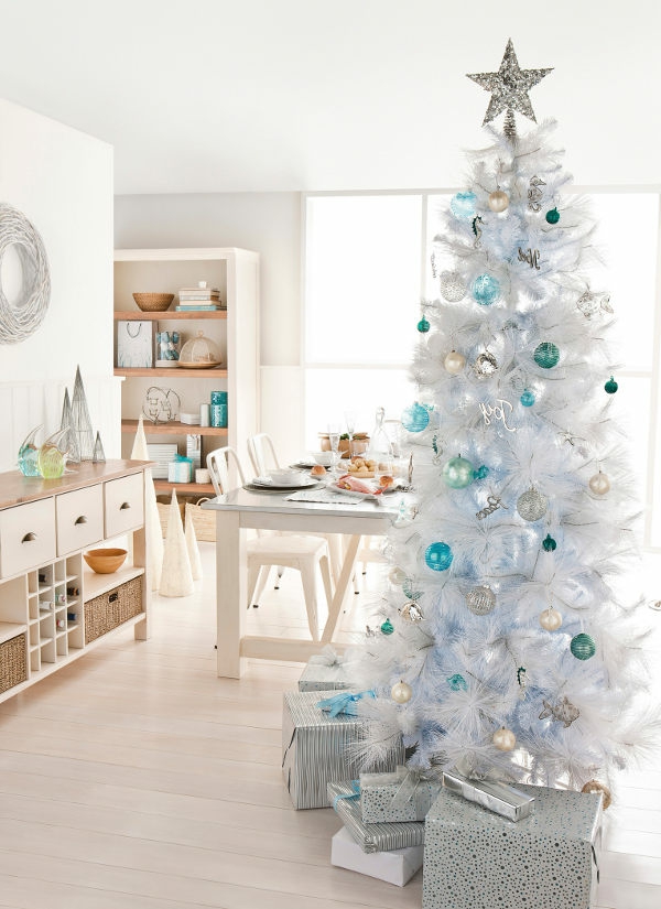 קישוט חג המולד לבן - כוכב כסף על עץ אשוח לבן