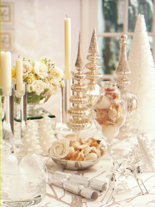 לבן חג המולד קישוטים - נרות ליד ורדים בצבע לבן