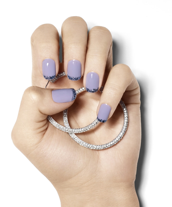 紫色的法式修指甲，闪亮的指甲设计理念，椭圆形的指甲造型，水晶银耳环
