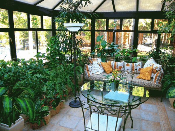 véranda-balcon-coin salon-bois-meuble sous-sol-jardin d'hiver-faire