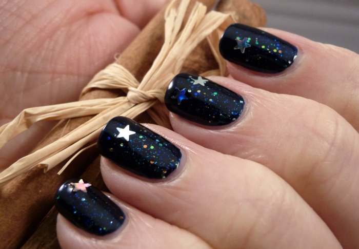 Καρφιά χειμωνιάτικου λάμψη σε σκούρο μπλε χρώμα με μικρά αστέρια, ιδέα για το μανικιούρ του νέου έτους