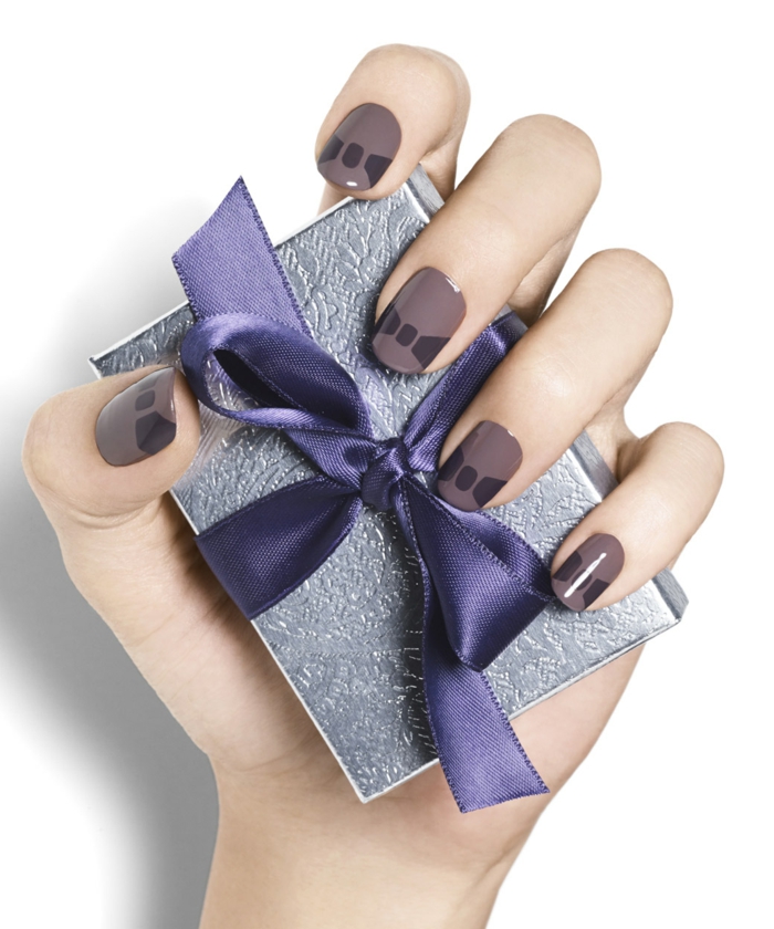 冬季指甲用丝带，椭圆形的指甲形状，用紫色丝带装饰的小圣诞礼物