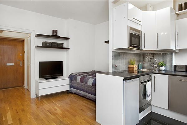 σπίτι-για-μικρό-διαμέρισμα-κρεβάτι-δίπλα-κουζίνα-λευκό τοίχους