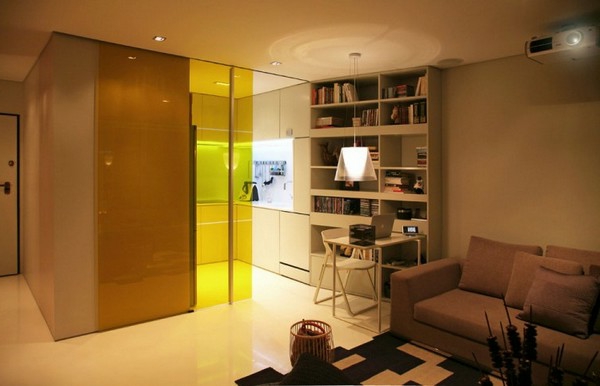 σπίτι-για-μικρό-διαμέρισμα-ένα γυάλινο τοίχο χωρίζει το σαλόνι από την κουζίνα