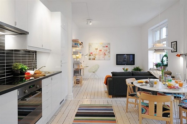 σπίτι-για-μικρό-διαμέρισμα-δωμάτιο-με-ένα-μικρό τραπέζι-λευκούς τοίχους