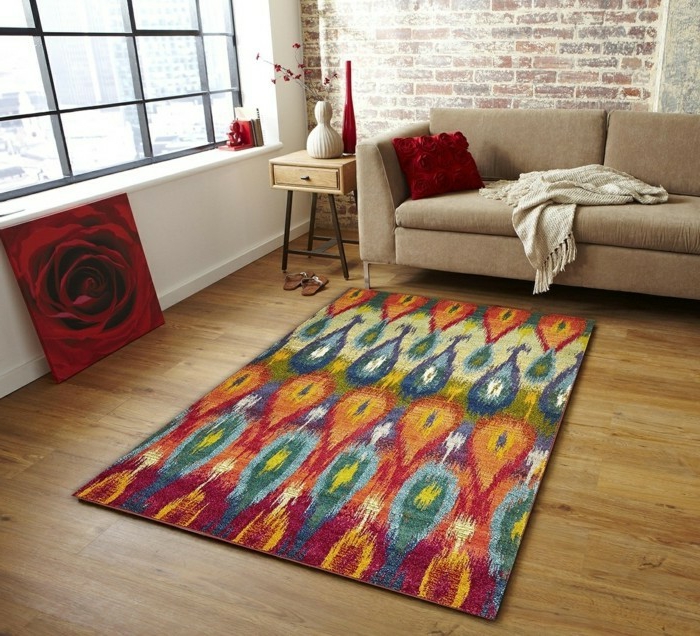 一张五彩缤纷的方形地毯，为客厅提供清新的印花