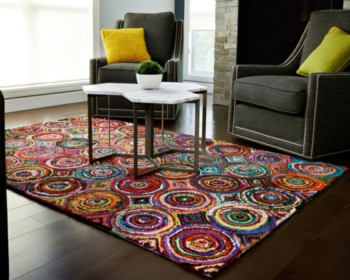 装饰图案地毯在许多不同的颜色为客厅