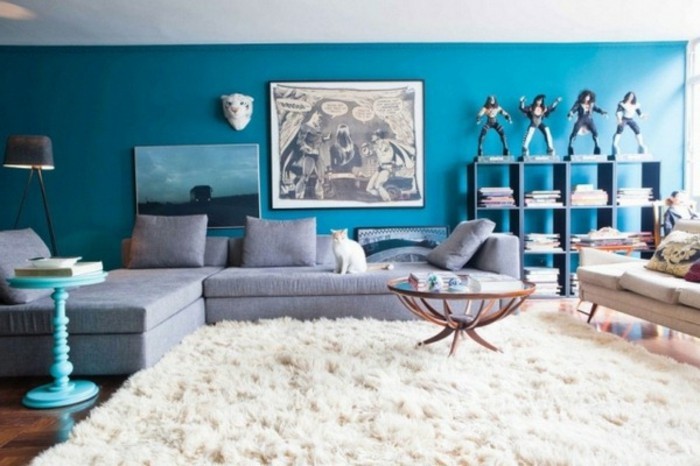 wohnideen-客厅汽油蓝色的墙，彩色和灰度转角沙发，毛茸茸carpet-