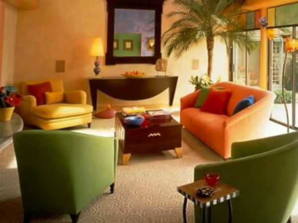 εξωτικό σαλόνι με πολύχρωμα κομμάτια επίπλων φοίνικα από γυαλί