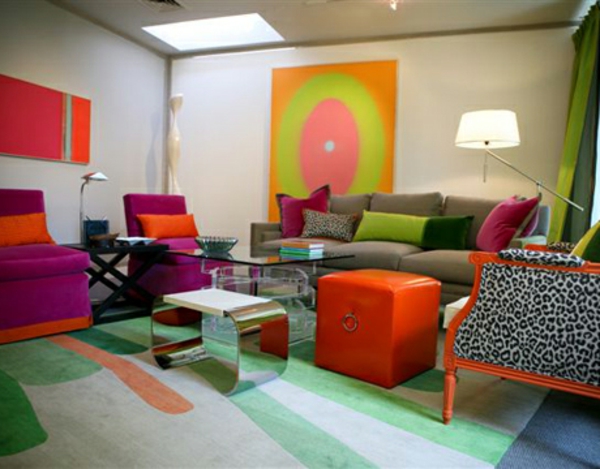 रंगीन रंगों में रहने वाले कमरे के डिजाइन