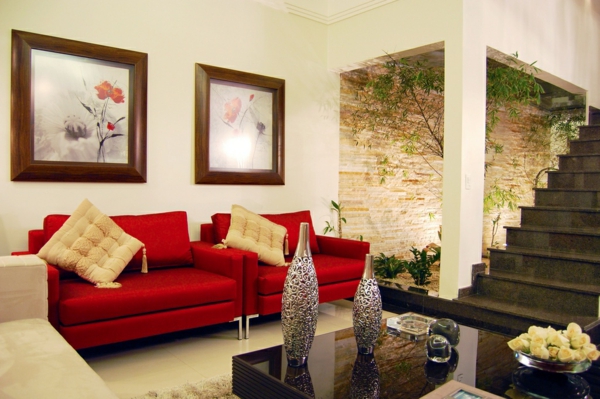 एक लाल सोफे के साथ रहने का कमरा डिजाइन