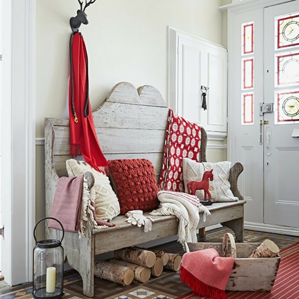 Couloir design avec des murs blancs et des objets déco rouge
