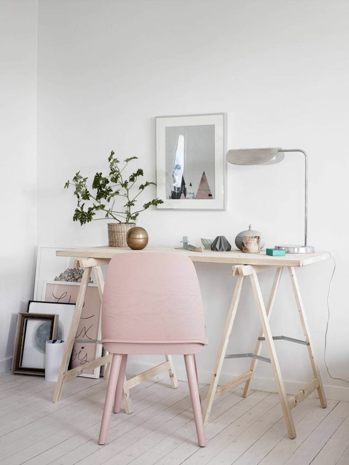 平板设备的想法换办公室简单的木桌，椅子粉红色