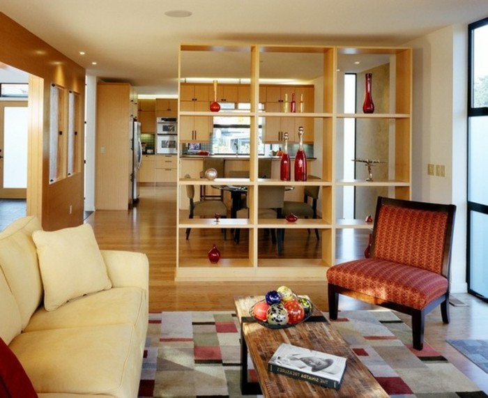 家具分区货架屏幕，开放式书柜分区白咖啡图案的地毯，木表过渡到用餐