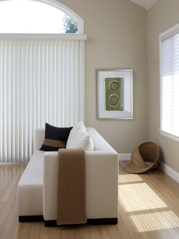 Olohuoneessa beige-moderni-sohva-kuva-on-the-wall