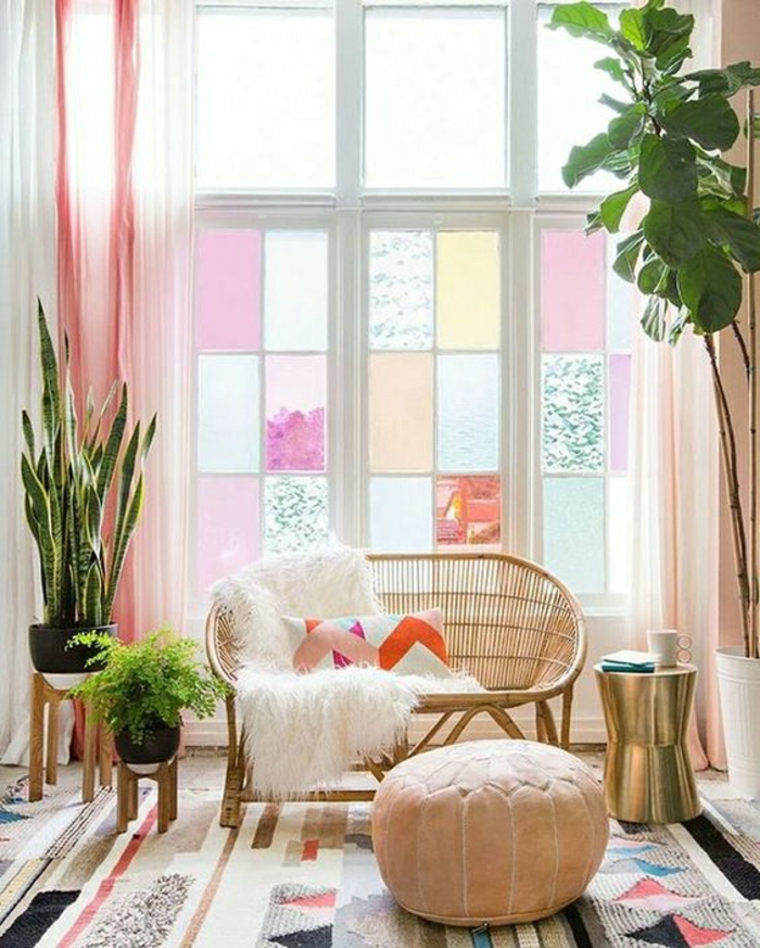 在客厅装饰一个大窗户，窗户上有淡粉色，淡蓝色和黄色的窗户