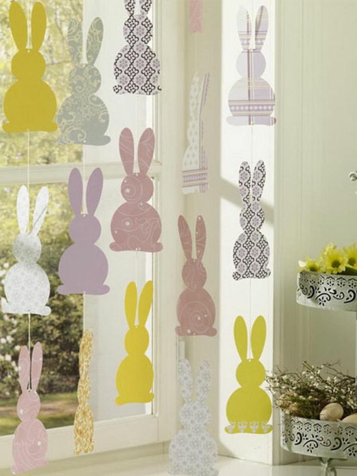 Uskrsni ukras napravljen od plakata s različitim uzorcima u obliku zečeva