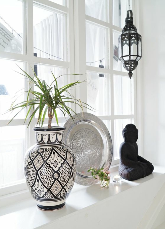 带纪念品的窗饰：装饰陶瓷花瓶，金属板，佛像由木头制成