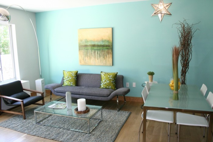 szín design-nappali szőnyeg-üveg asztal gyertyák-fa padló és a szürke-zöld kanapén párnák növény autóipari vászon szabványos lámpa világoskék-fali fekete bőr szék