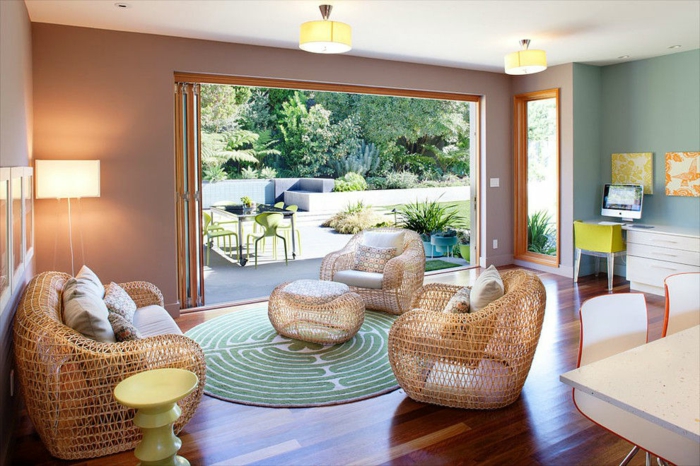 一个绿松石绿色和白色的圆形图案地毯，大花园的大客厅