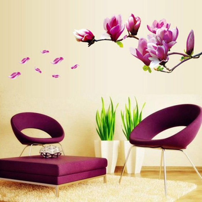 客厅里的墙壁设计有长墙贴纸 - 紫色的花朵