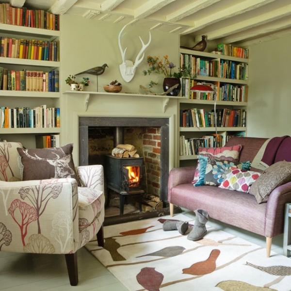 nappali-a-könyvespolcok-az ország-stílusú-tűzhely és a kanapék színes dobni párna