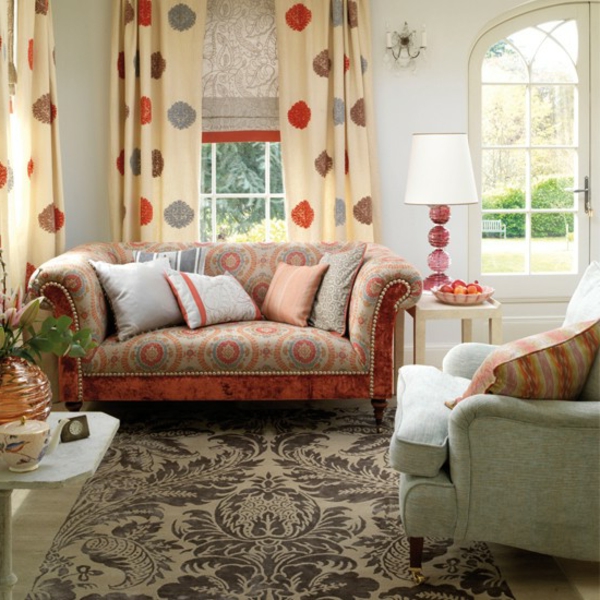 客厅与窗帘在乡村风格的沙发和装饰枕头