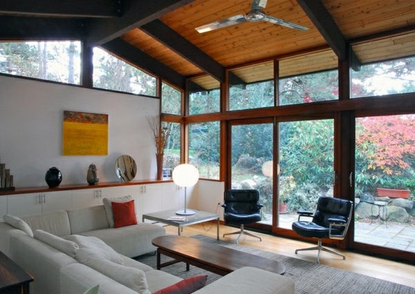 客厅与 - 高天花板和用玻璃，墙壁