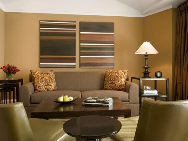 Sala de estar con pintura de pared ockra y muebles modernos