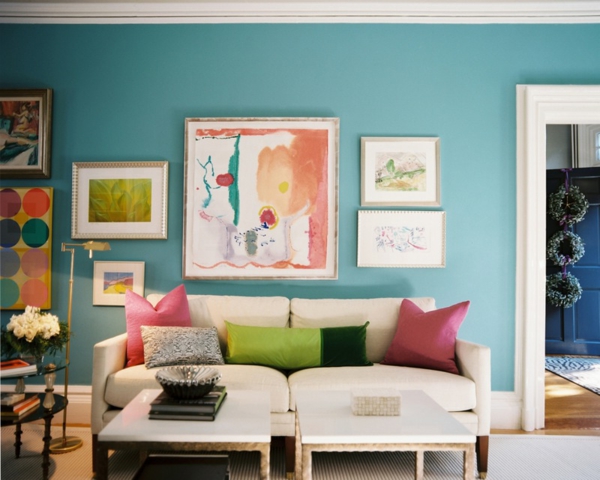 salon avec mur couleur turquoise et de nombreuses images design coloré