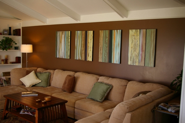 Dizajn dnevnog boravka - bacanje jastuka na zidu Smeđa zidna boja
