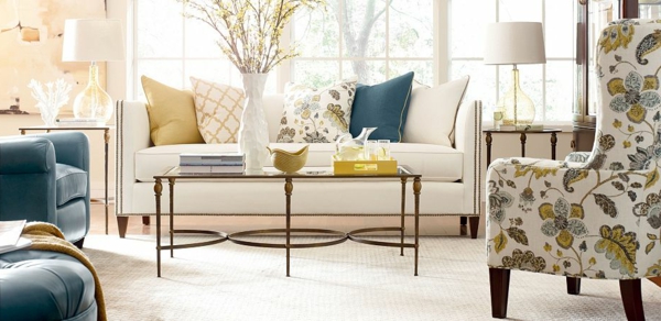 客厅家具的例子 - 现代装饰花和扔枕头