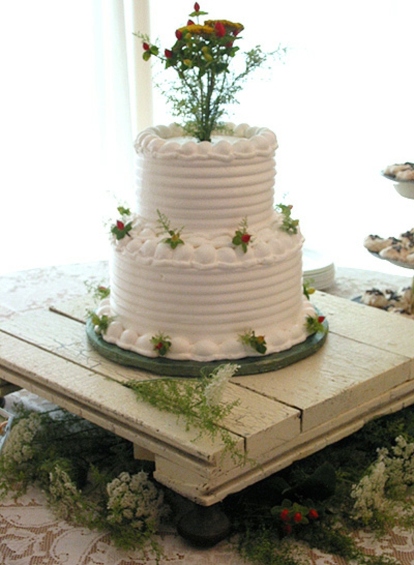 احتفال زفاف خشبي - فطيرة بيضاء مع الزهور تزيين