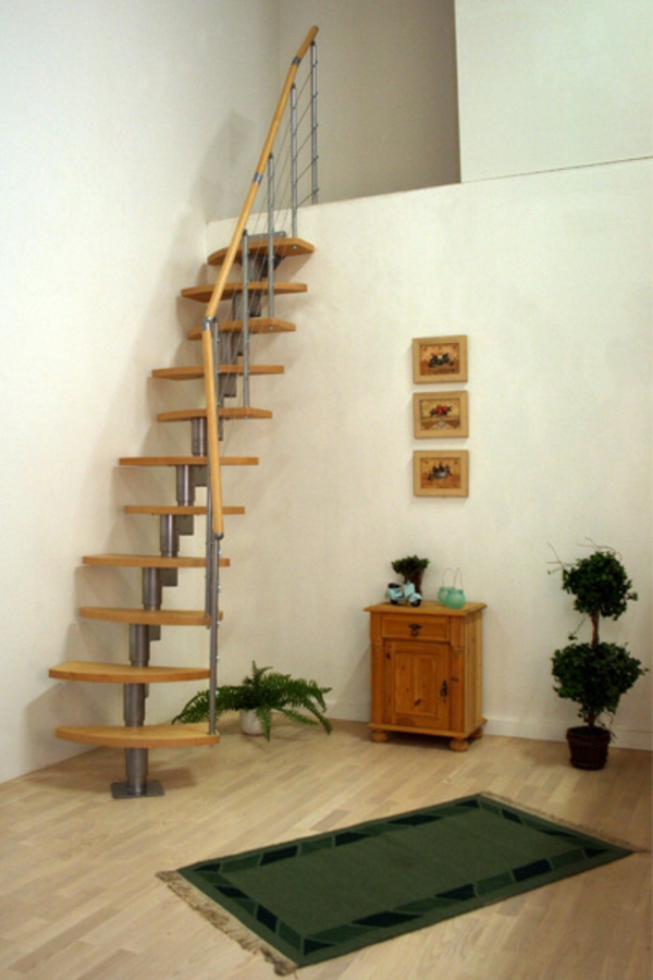 merveilleux escalier de bois dans la salle