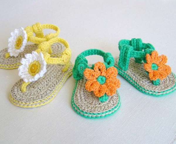 прекрасни бебета сандали-с-цветя-плетене на една кука-пра-дизайн-плетиво бебешки обувки-пра-идеи-за-Häkeleien