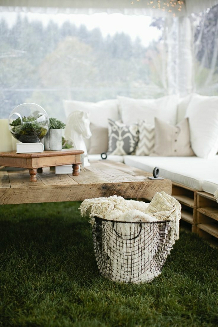 όμορφο κήπο-design-γρασίδι καναπέ από παλέτες τραπεζάκι του καφέ κάδου κουβέρτα ρουστίκ κομψό