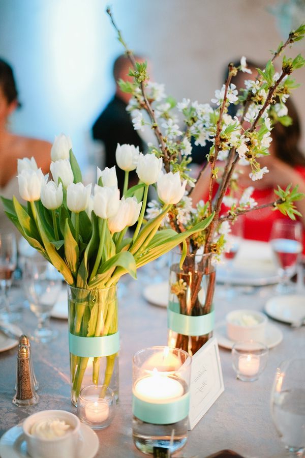 όμορφη διακόσμηση τραπεζιού Τουλίπες-on-τραπέζι