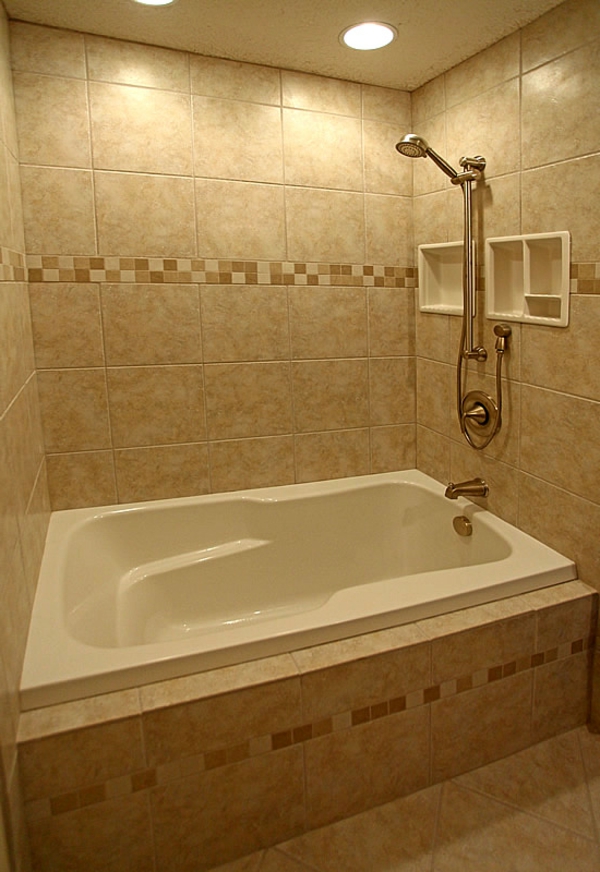 hermosa-bañera-azulejo-pequeño baño moderno equipar